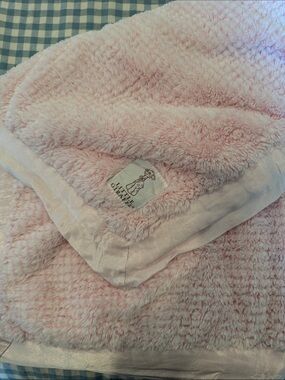 Toddler little giraffe pink and white pattern luxe faux fur blanket, GUC